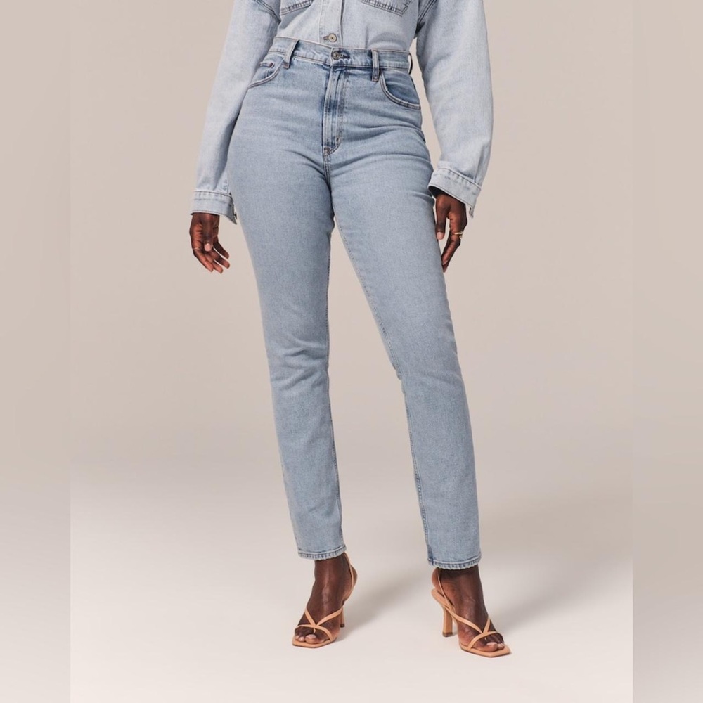 Abercrombie Curve Love Ultra High Rise 90s Slim Straight Jean